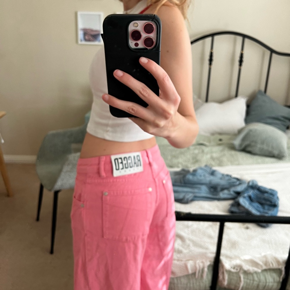 Low-rise hot pink RAGGED denim jeans!